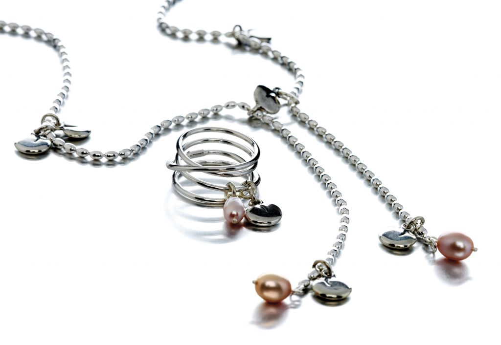 Hopeinen kaulakoru ja sormus.