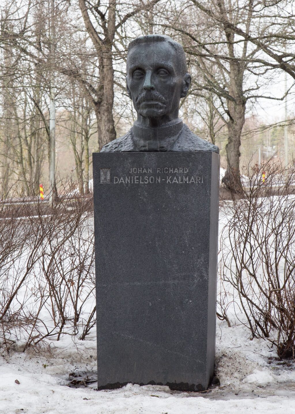 Graniittisen jalustan päällä miehen rintakuva