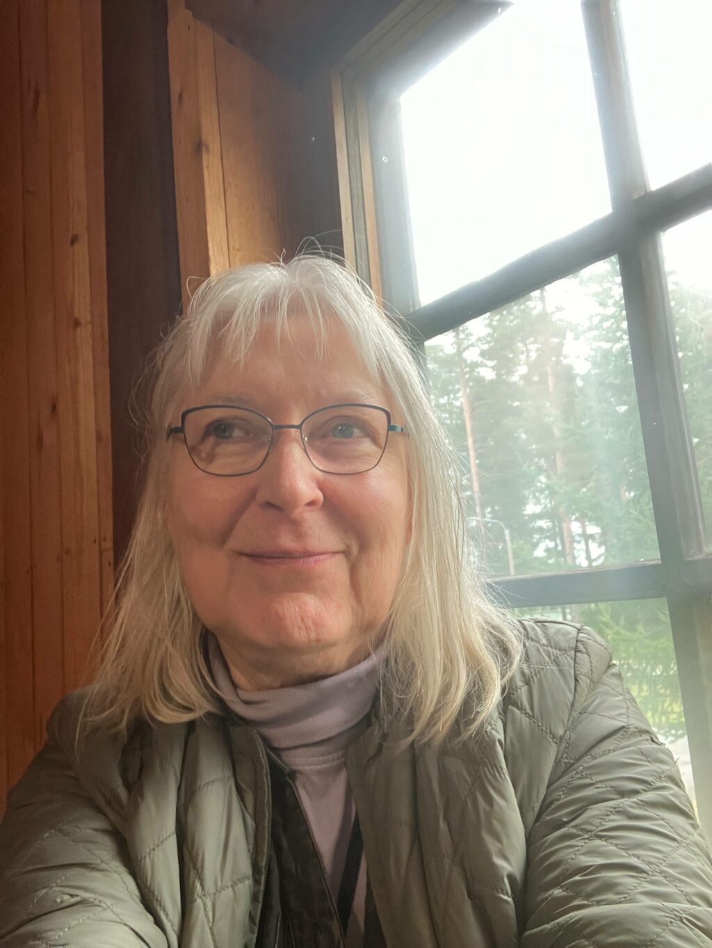 Kuvassa taidemaalari Tarja Lanu